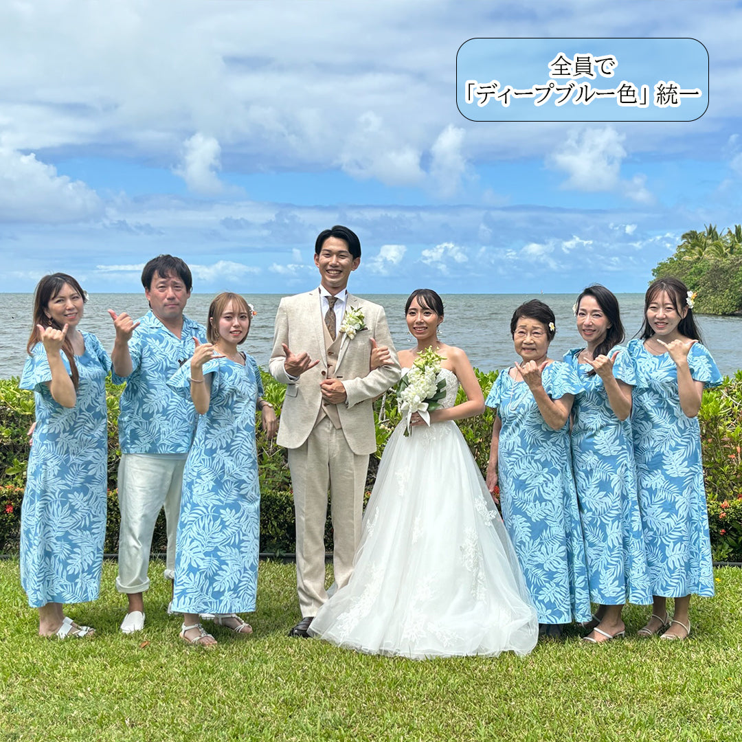 沖縄の結婚式でディープブルー色のかりゆしウェア・ムームーを着用した家族写真|リゾート婚ゲスト衣装の統一コーディネート