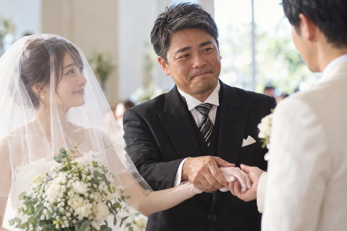 バージンロードで娘の手を渡す父（見本）